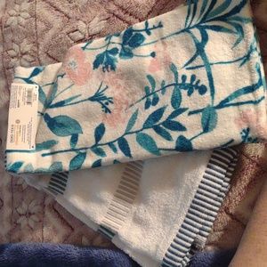 Set of 2 brand new hand towels